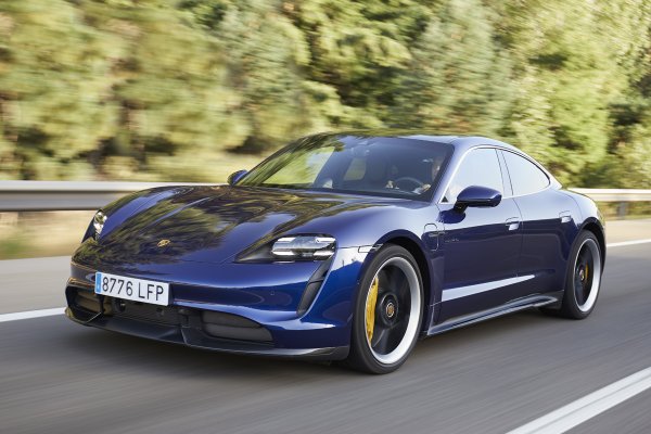 Следващият автомобил е и също много екологичен благодарение на 100% електрическата си задвижваща система е Porsche Taycan, който започва парада от коли в колекцията на магната по отношение на моделите на компанията от Щутгарт.

Много спортен седан със спираща дъха динамика, който, разбира се, може да се похвали и с изключителни интериорни решения. В допълнение към отличните си динамични характеристики, той се отличава със спиращ дъха дизайн, който е определил стила на компанията в следващите модели.
